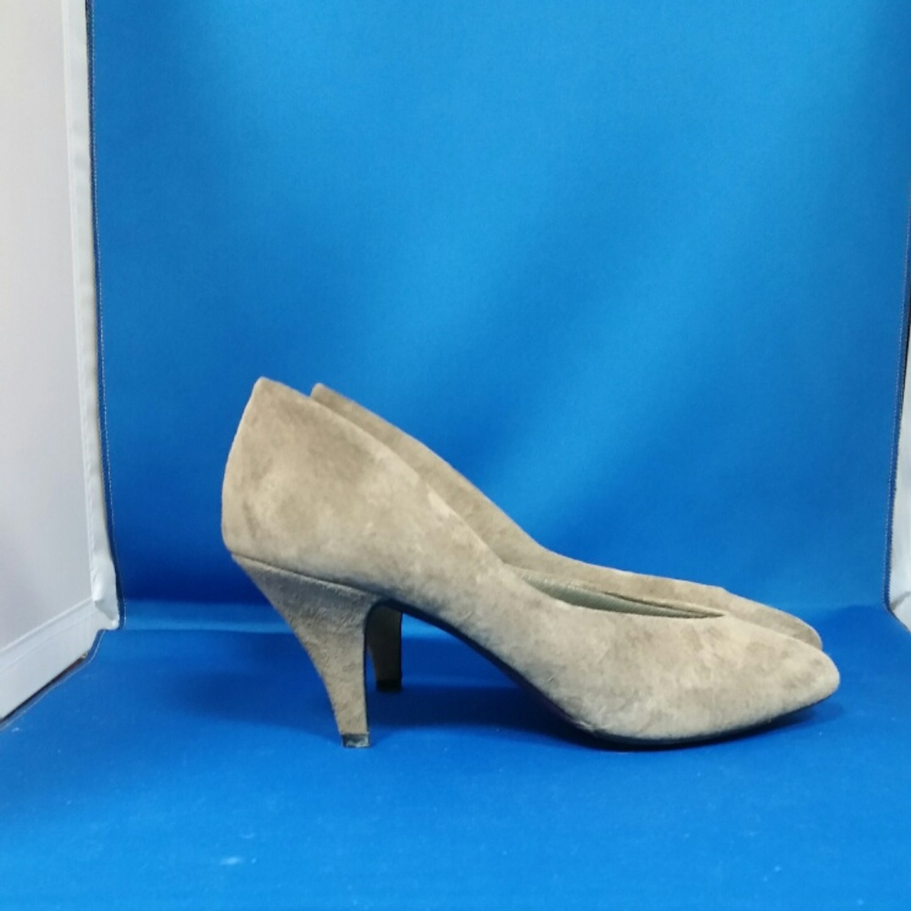 Predictions "Gillian" Grey Suede pump. Size 6-1/2m